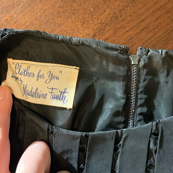 Black eyelet vintage cocktail dress with waist bow - Picture 4 of 4